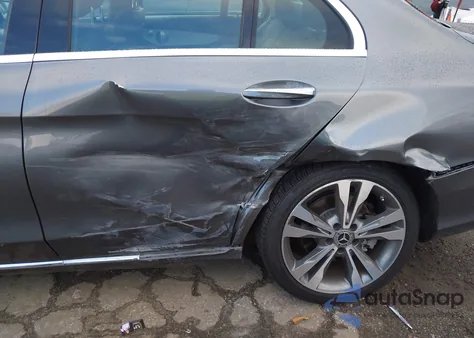 2021 Mercedes-Benz C 300 Sedan z USA, uszkodzony, nr VIN W1KWF8DB7MR615560